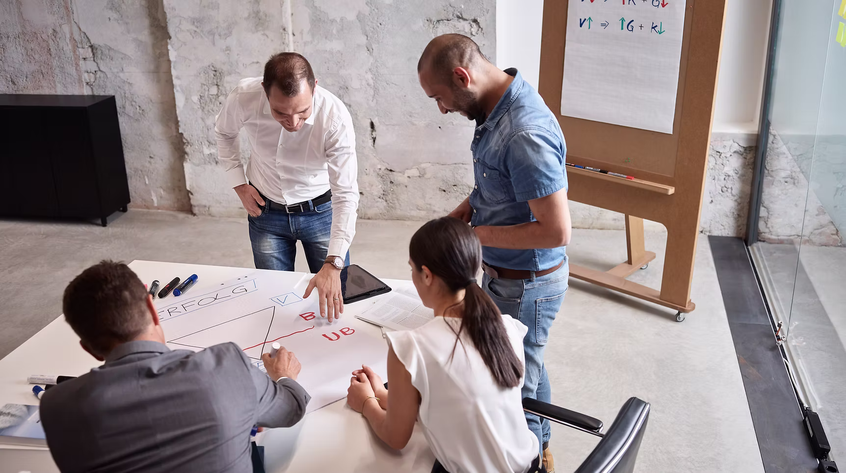 Das ZoaData-Team beim Arbeiten am Whiteboard
